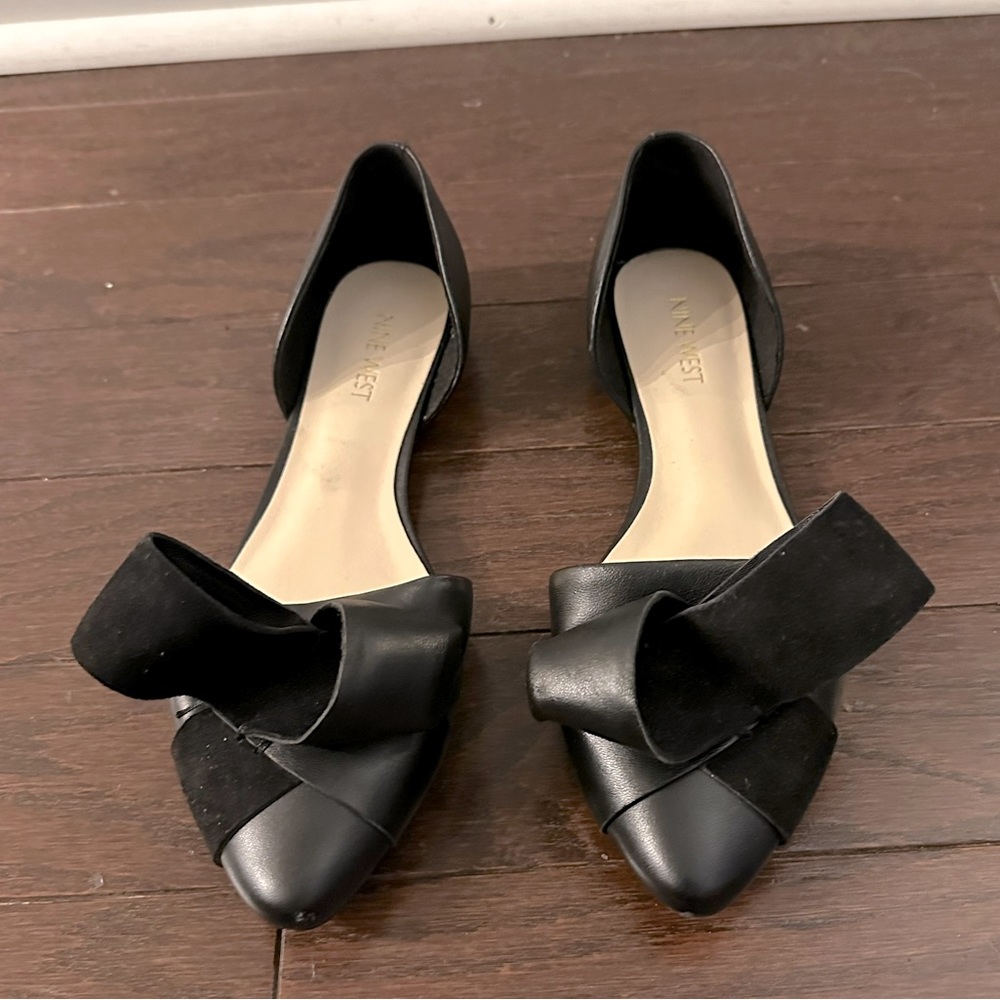 Leather/suede black flats with how detail.